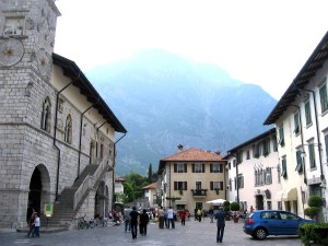 Piazza Municipio con vista del Monte Simeone