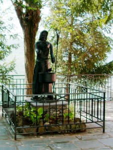 Statua della strega di Triora