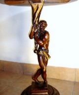 Tavolo retto da scultura mitologica