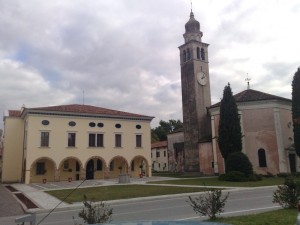 Vista del Palazzo del Municipio e del Duomo di Cordovado