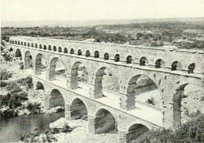 Vista dell Acquedotto romano detto Pont du Gard.jpg