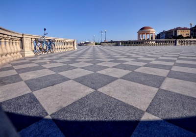 Piazza Mascagni con il  gradino base di una  colonnina.jpg