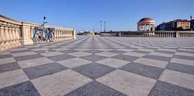 Piazza Mascagni con il  gradino base di una  colonnina-800.jpg