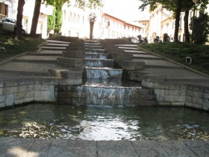 Fontana e in su.. una Chiesa