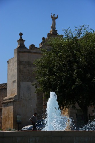 Copertino - La fontana, il curioso, il parcheggio abusivo e il Santo Copertino - La fontana, il curioso, il parcheggio abusivo e il Santo