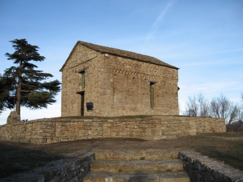 Bergolo - Bergolo. La cappella romanica di San Sebastiano nell'area cimiteriale. X Secolo