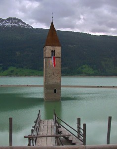 L’antico campanile romanico del vecchio paese sommerso nel lago di Resia
