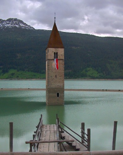 Curon Venosta - L'antico campanile romanico del vecchio paese sommerso nel lago di Resia