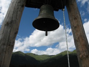 La campana della Chiesa della Madonna delle Nevi in Val Visdende