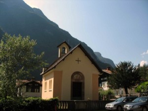 Piccola chiesetta tra i monti…