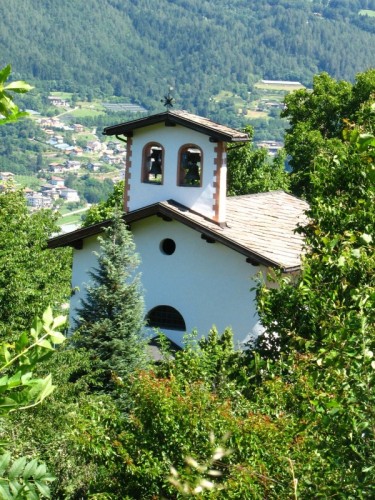 Vignola-Falesina - La chiesetta nel verde...