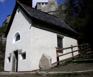 chiesetta ai piedi del castello di Campo Tures