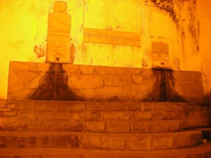 Fontana in P.zza Guglielmini - notte -