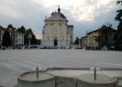 Sandrigo - Duomo e fontana