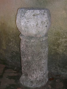 vecchia acqusantiera alla grotta di San Michele a Curti