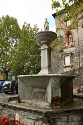 Corniglio - La fontana della piazza