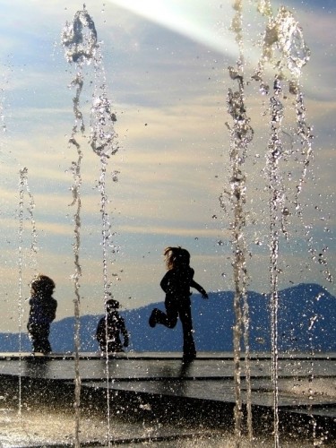 Chiavari - Stessa fontana, stesso mare, giochi di bimbi