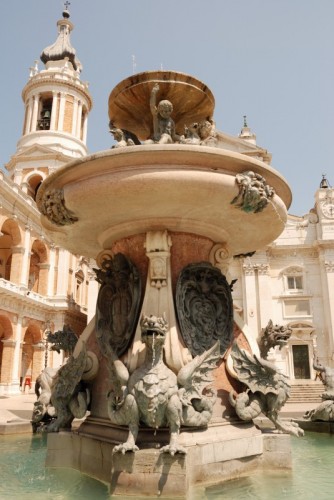 Loreto - Fontana nella piazza del Santuario di Loreto