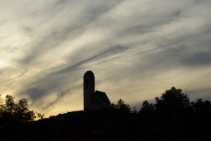 Una chiesa fuori Fiè al tramonto
