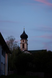 Campanile della chiesa di Fiè al tramonto