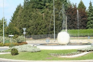 Fontana stradale con macigno