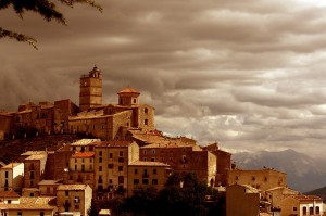 La Chiesa Matrice domina sul paese