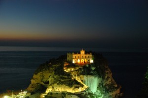 Chiesa di Santa Maria dell’Isola di Tropea di notte