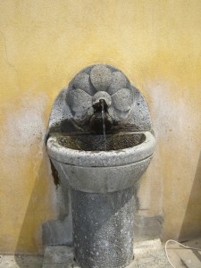 Fontana in pietra lavica