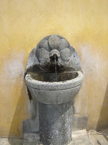 Aci Bonaccorsi - Fontana in pietra lavica