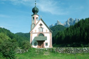 una chiesa nella valle dei sogni