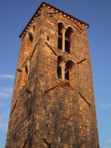 Campanile romanico al tramonto