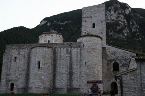 Genga - L'abbazia nella montagna: illusion