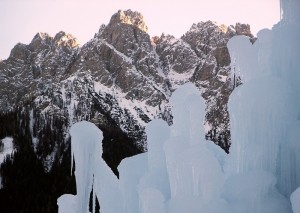 FONTANA E MONTI CON GHIACCIO