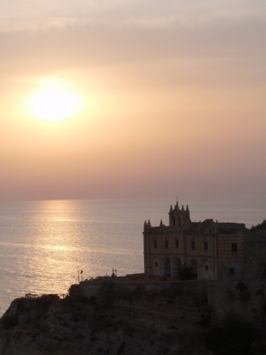 Tropea - Santuario dell' isola di Santa Maria al tramonto