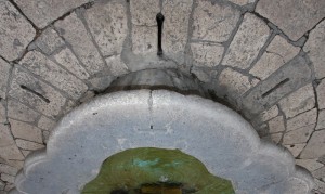 Fontana antistante il Duomo di S. Agata dei Goti