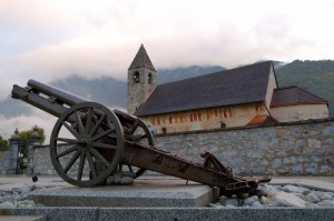 Chiesa di San Vigilio affrescata con le Danze macabre del Baschenis