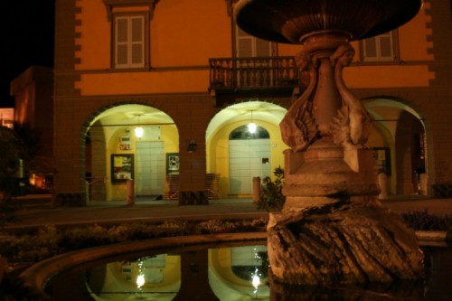 Cavriago - Piazza Zanti, fontana e biblioteca