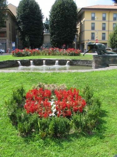 Novara - La fontana della mondina in Piazza Garibaldi