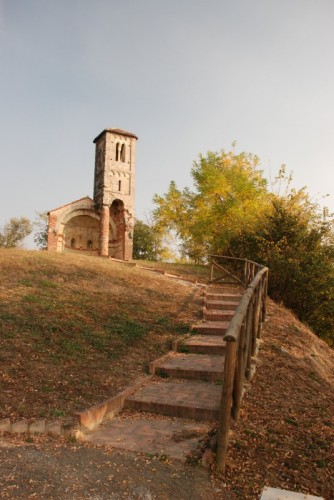 Montemagno - Chiesa e torre di San Vittore
