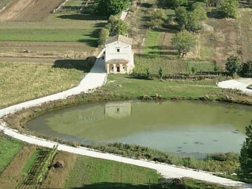Santo Stefano di Sessanio - Chiesetta sul lago