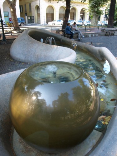 Chiavari - La mela e ... la tentatrice Chiavari - La mela e ... la tentatrice