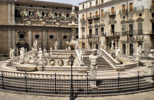 Palermo - Piazza pretoria con Relativa fontana
