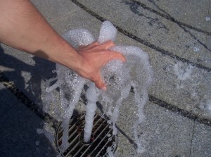 “L’acqua è così lieve che è impossibile afferrarla con una mano”