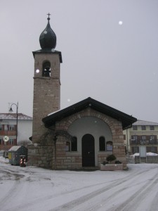 Chiesetta con neve