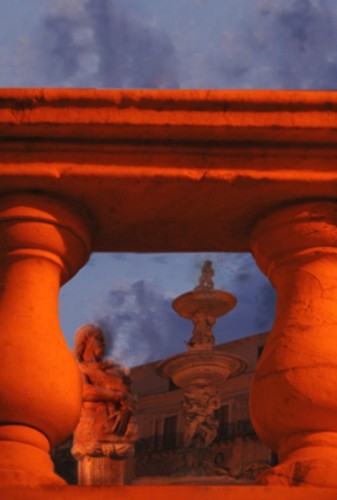 Palermo - sbirciando tra le colonne(Fontana pretoria Palermo)