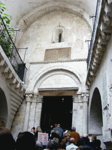 Ingresso chiesa nella grotta - San Michele