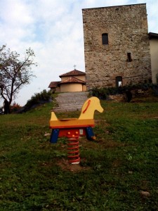 La Torre di Camisasca e l’abside di San Genesio