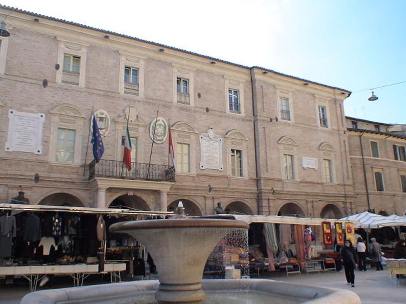 ''fontana al mercato'' - San Severino Marche