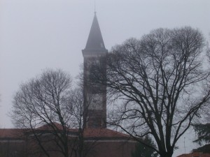 campanile tra la nebbia
