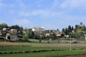 La chiesa tra le colline